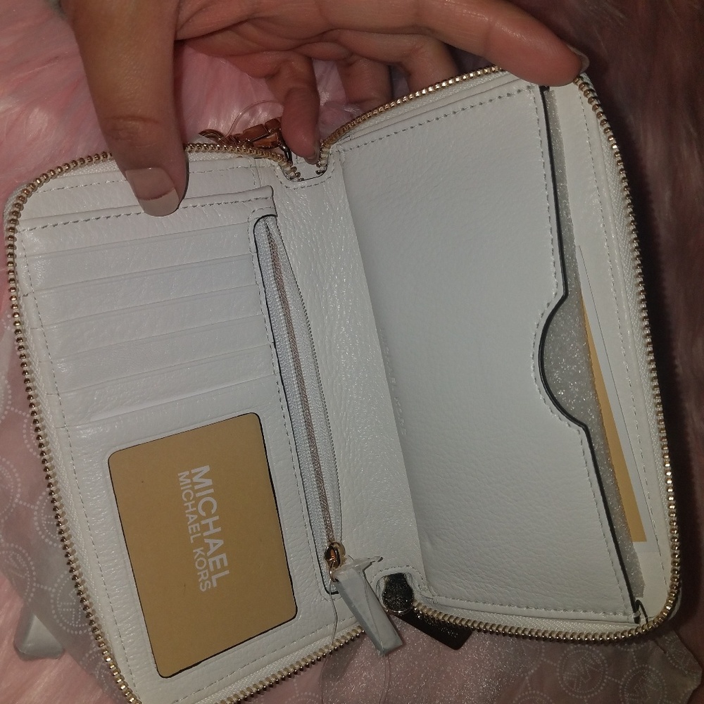 Authentic brand new michael kors wallet/wrislet.